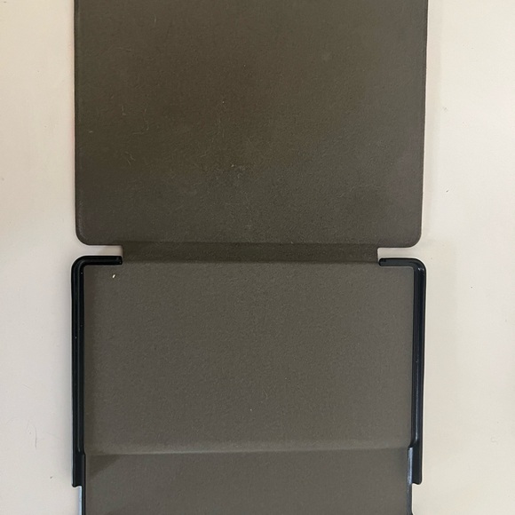 Page The Shop x Beach Reads and Bubbly Kindle Oasis Case Secret Garden - Picture 4 of 4